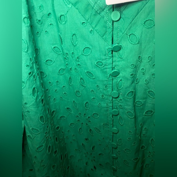 NWT-Zesica DARK Green Eyelet Top available in size L or XL - Picture 6 of 8
